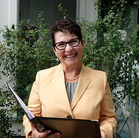 Charlotte Nolan Maine Wedding Officiant